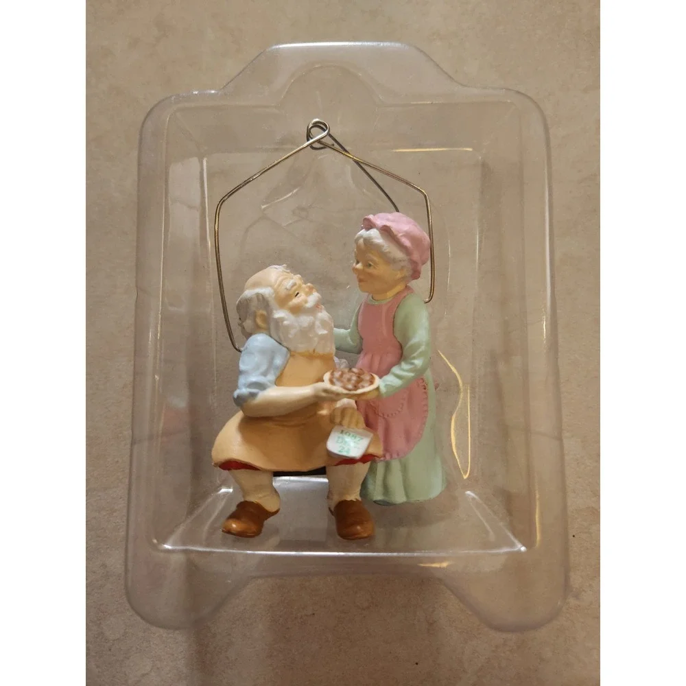 1987 Hallmark Keepsake Ornament‎ Home Cooking Mr and Mrs Claus Series 2 QX483-7